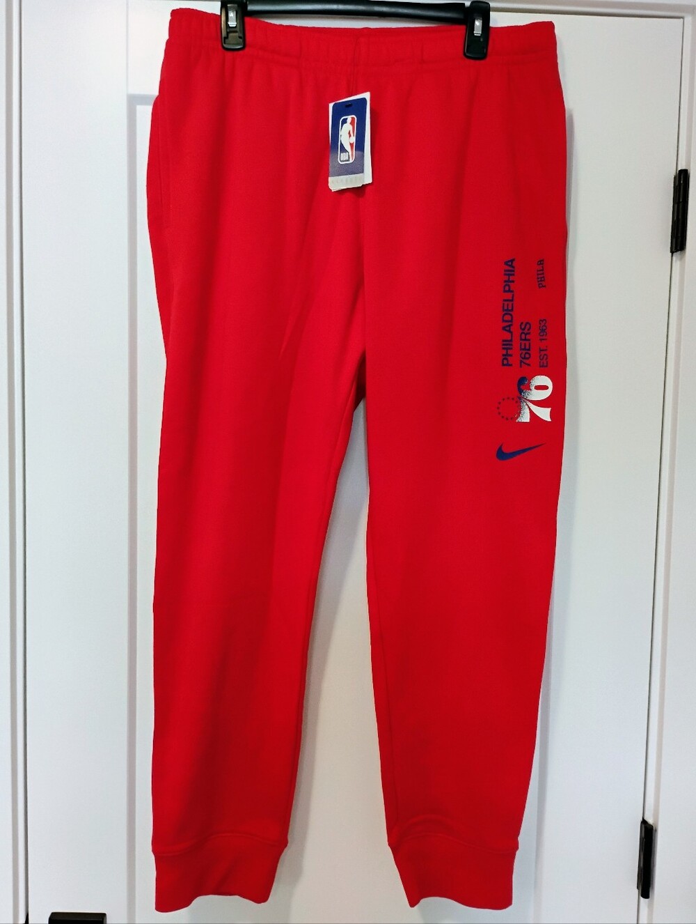 NWT L Nike NBA Philadelphia 76ers Basketball Red Logo Athleisure Sweatpants NEW